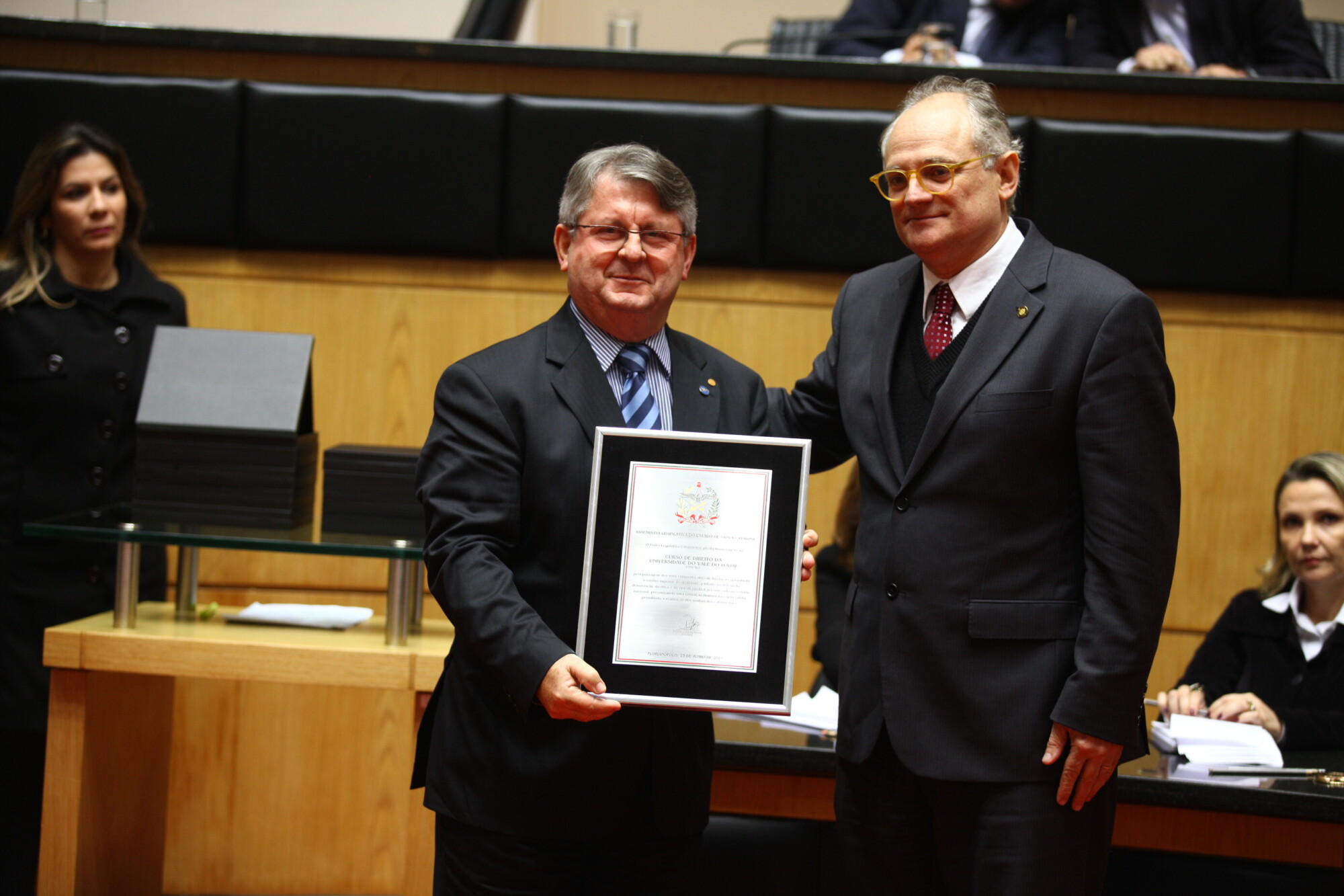 Mário Cesar dos Santos recebeu placa comemorativa da Assembleia Legislativa