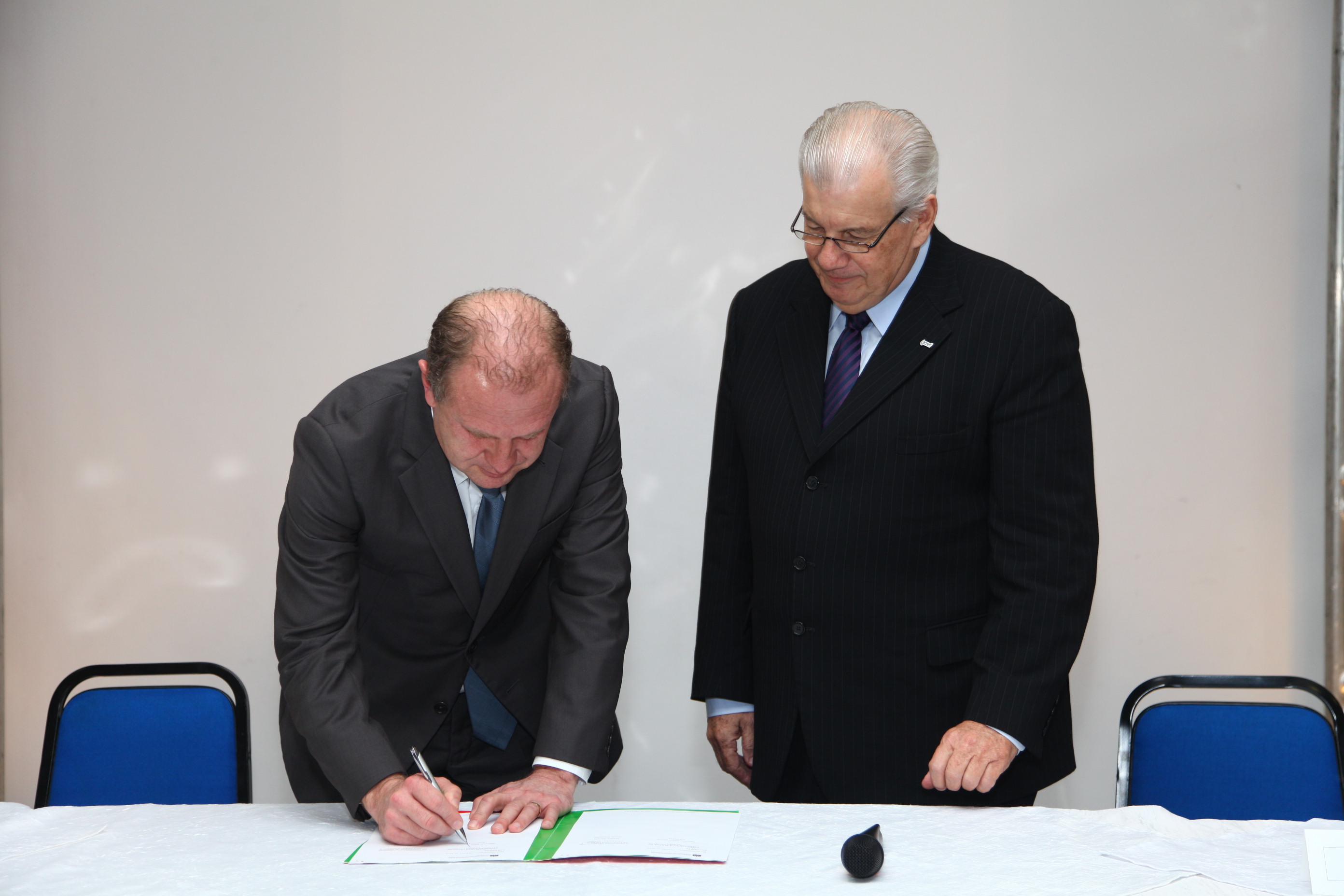 Assinatura de Convênio entre ALESC e ACAERT