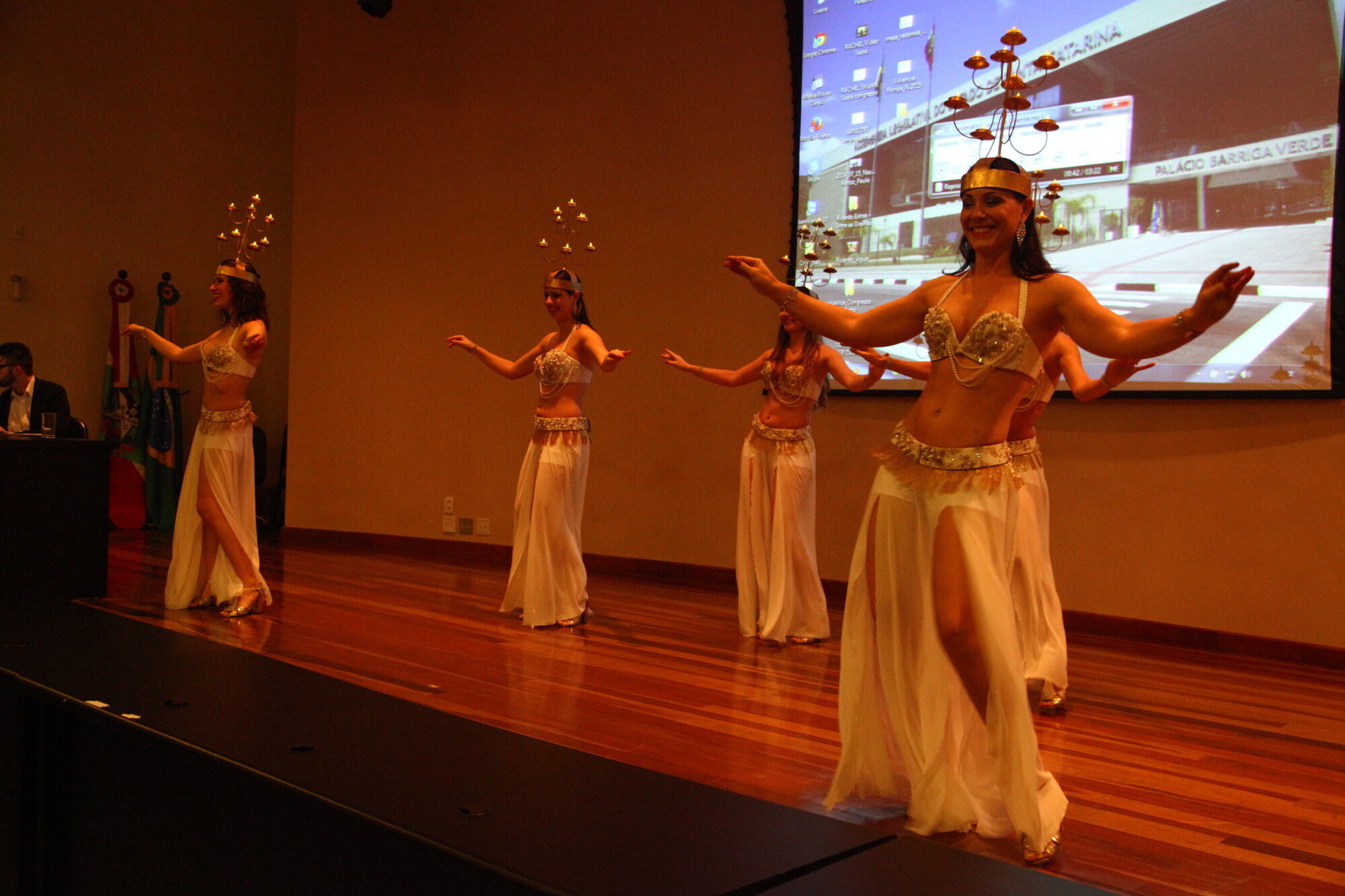Apresentação do grupo Luzes do Oriente, de dança árabe