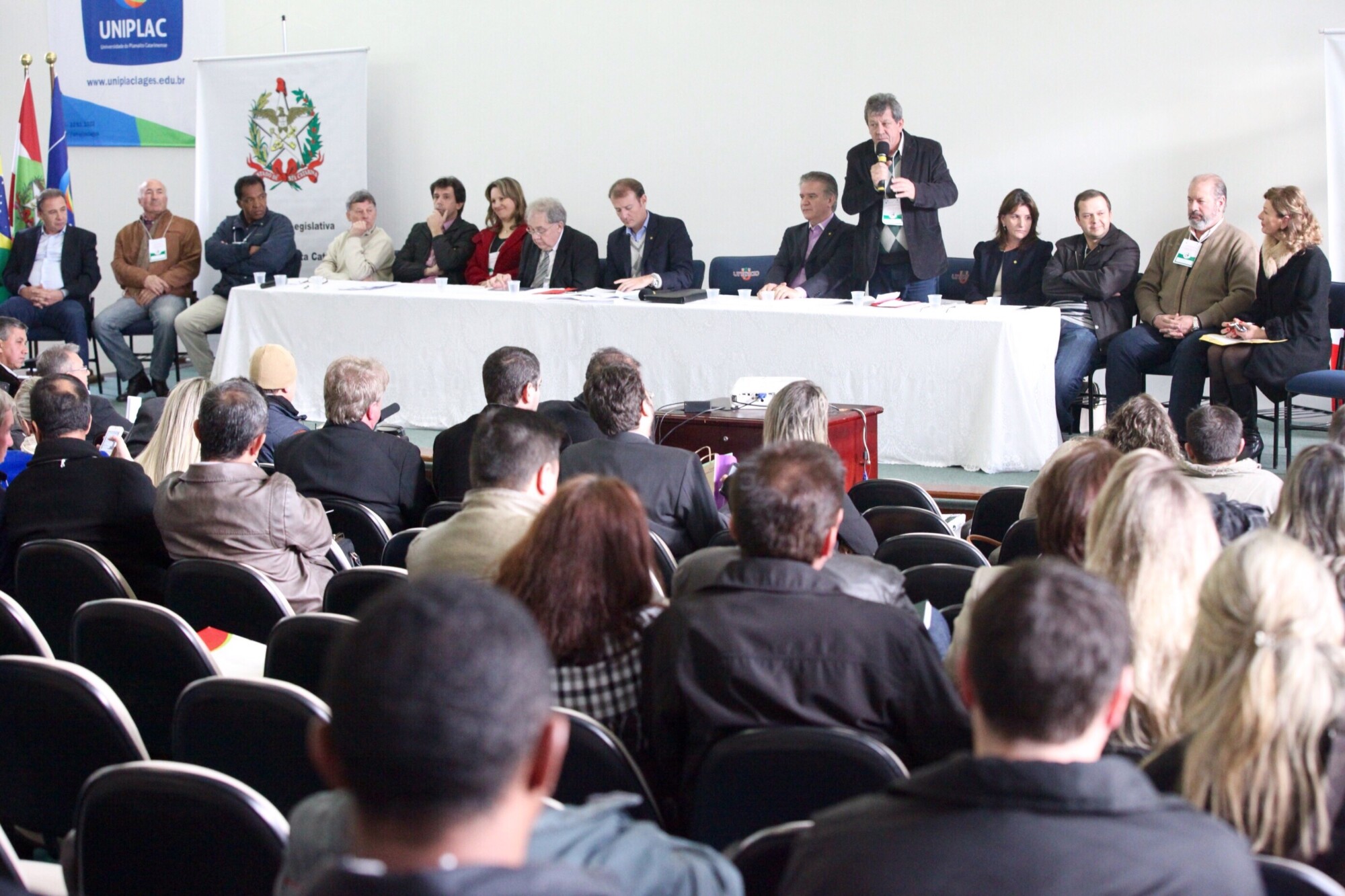 Secretário regional de Lages, João Alberto Duarte, discursa no auditório da Uniplac. Fábio Queiroz/Agência AL