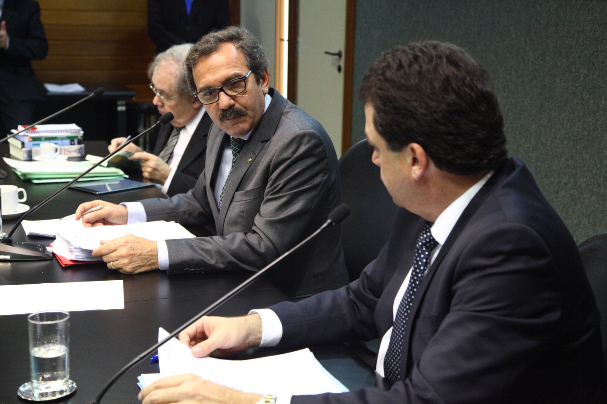 Deputados Fernando Coruja, Serafim Venzon (presidente da comissão) e Rodrigo Minotto