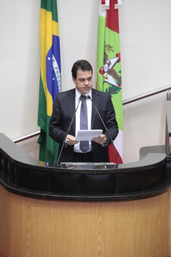 Deputado Rodrigo Minotto defende inserção de imigrantes no mercado de trabalho