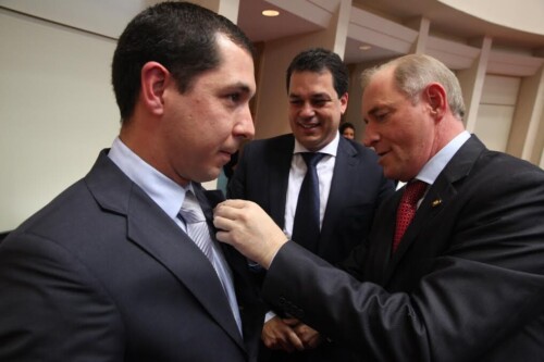 Deputado Rodrigo Minotto se licencia e assume suplente Níkolas Reis, de Itajaí