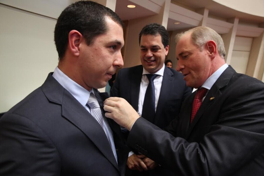 Suplente Nikolas Reis (E) assume cadeira na Assembleia Legislativa durante licença do deputado Rodrigo Minotto (C)