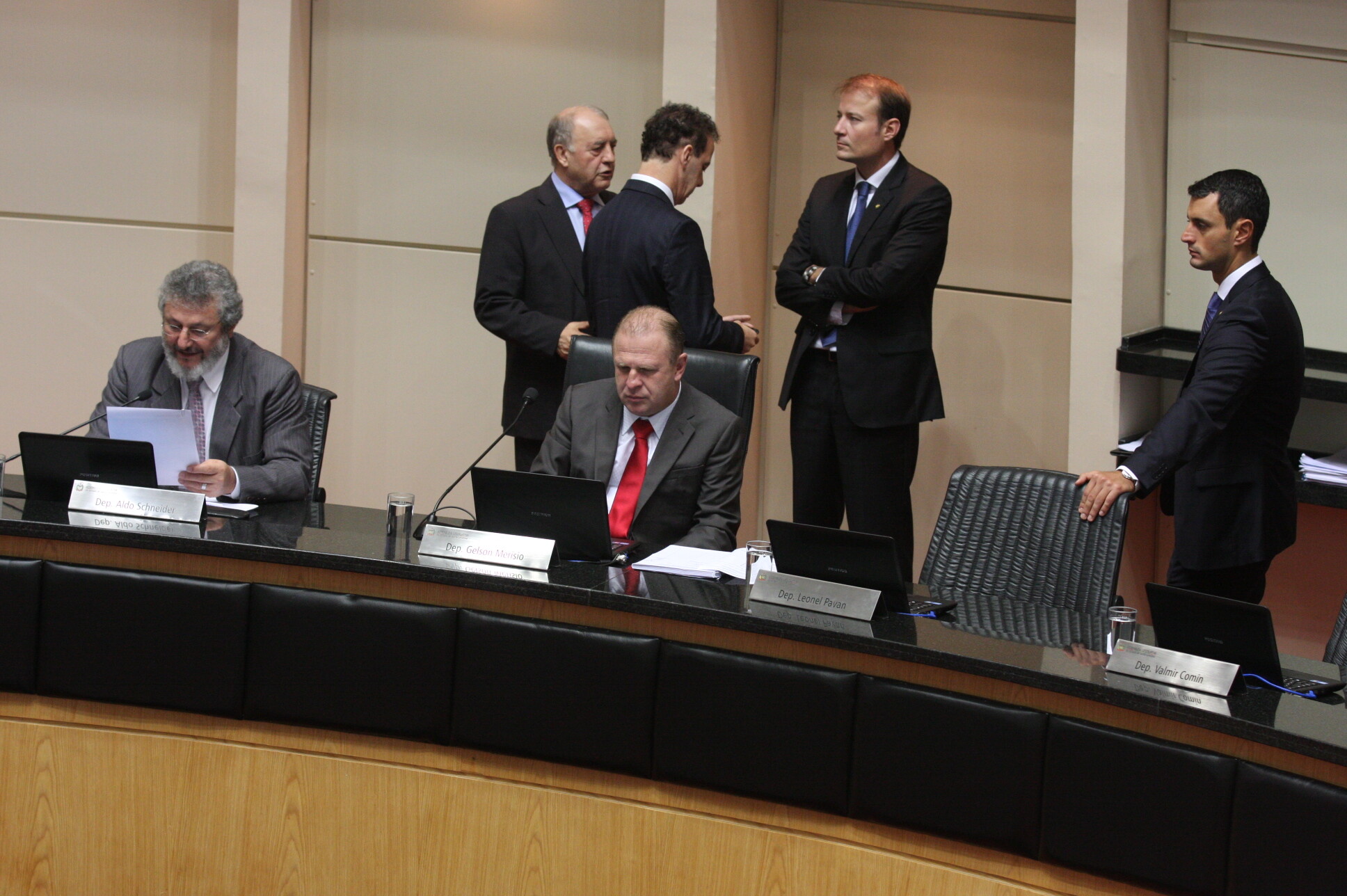 Redução da idade penal e reforma do governo repercutem na tribuna