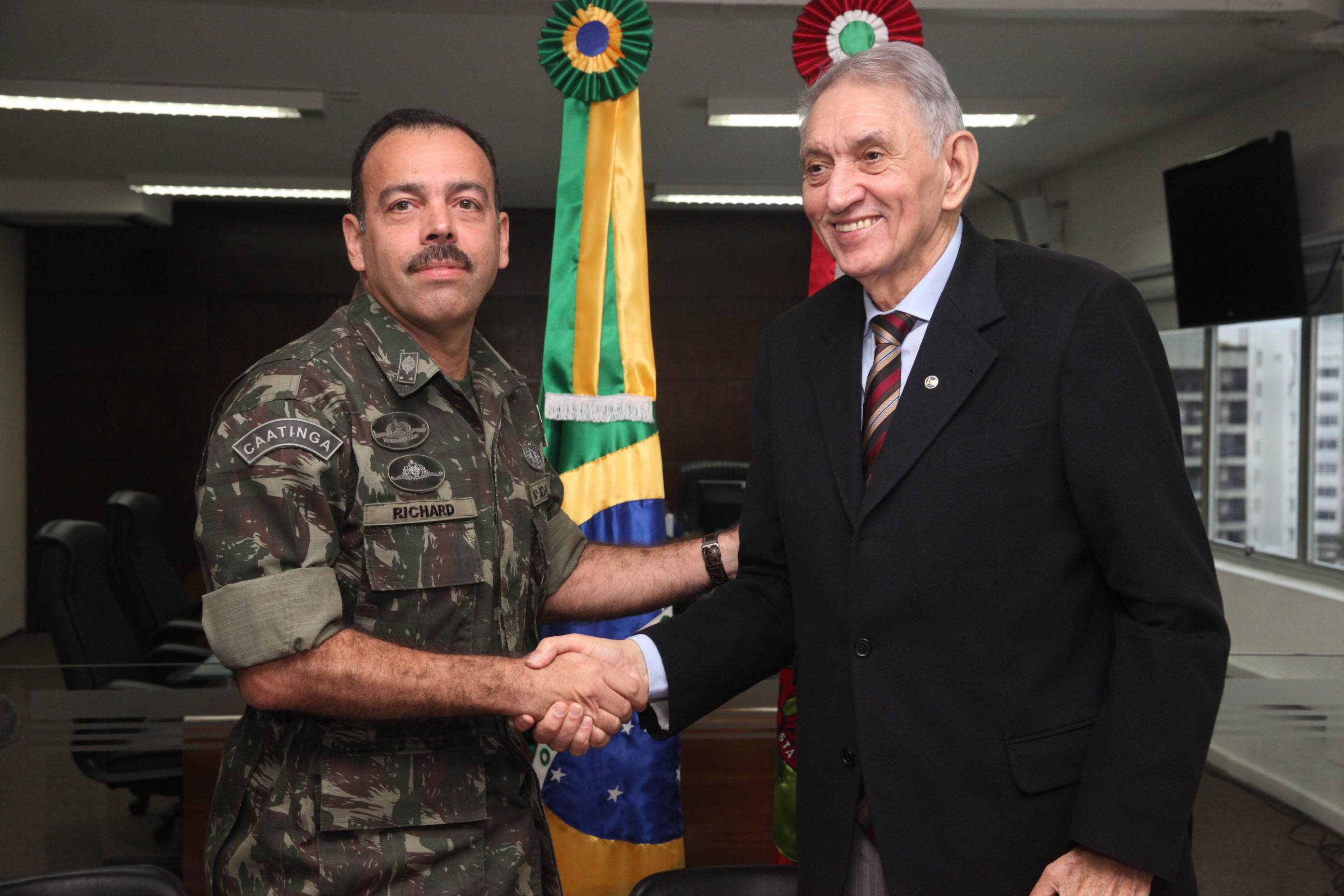 General Richard Fernandez (esq.) - Comandante da 14a. Brigada de Infantaria Motorizada e Vanderlei Romer - presidente em exercício do TRE-SC. TRE e Exército assinam termo de cooperação para cadastramento biométrico de eleitores. Foto: Fábio Queiroz / Agência AL