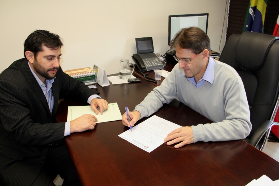 Prefeito de Xavantina, Mauro Poletto (e), reuniu-se com o deputado Saretta. FOTO: Divulgação