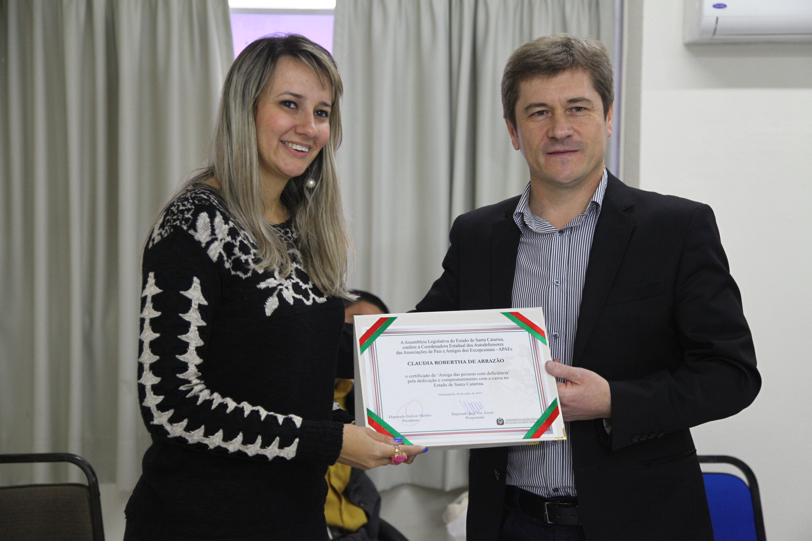 Entrega de Certificados aos Autodefensores da APAE - Cláudia Robertha de Arrazão e deputado José nei