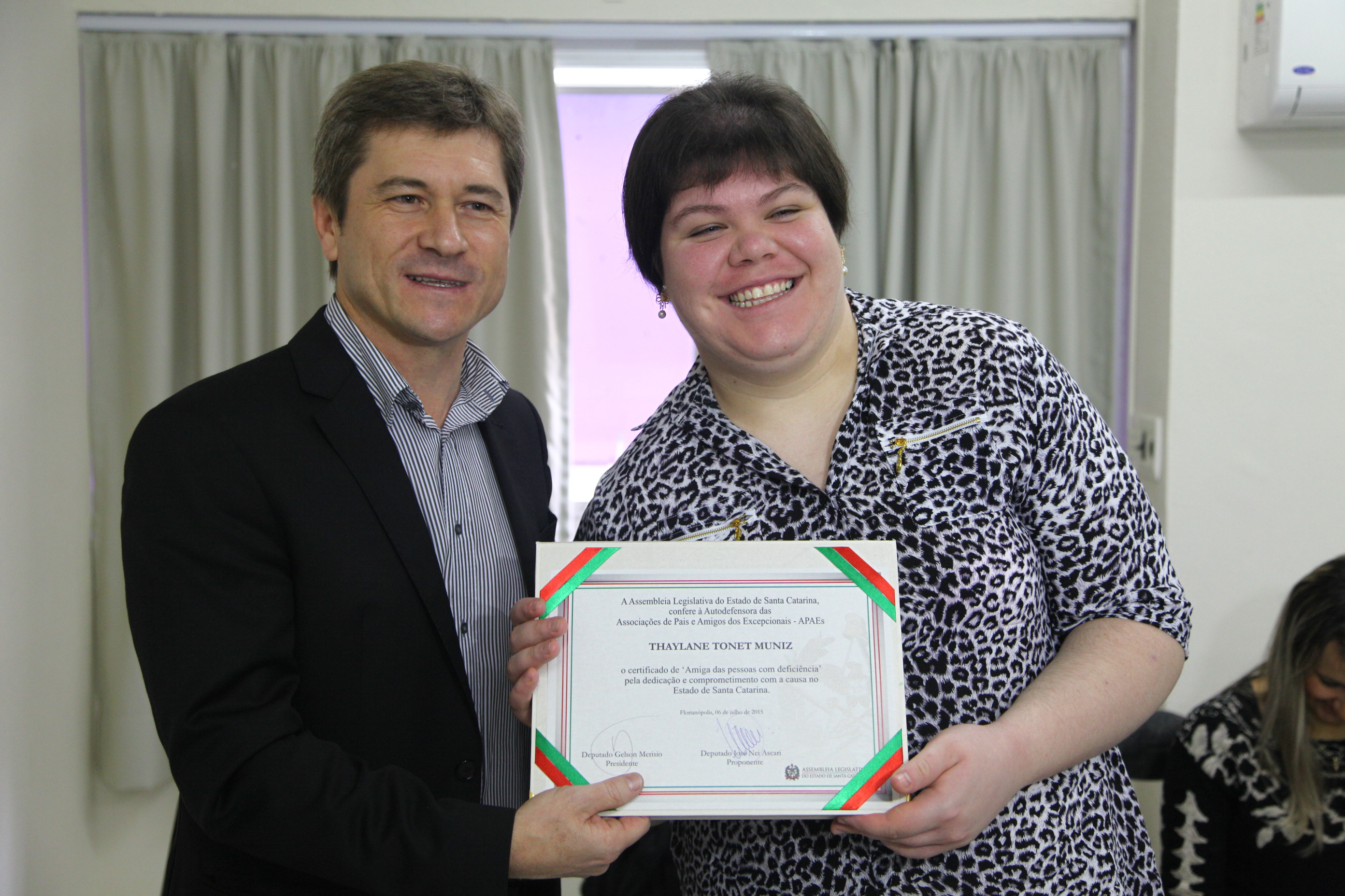 Entrega de Certificados aos Autodefensores da APAE - Thaylane Tonet Muniz e deputado José nei