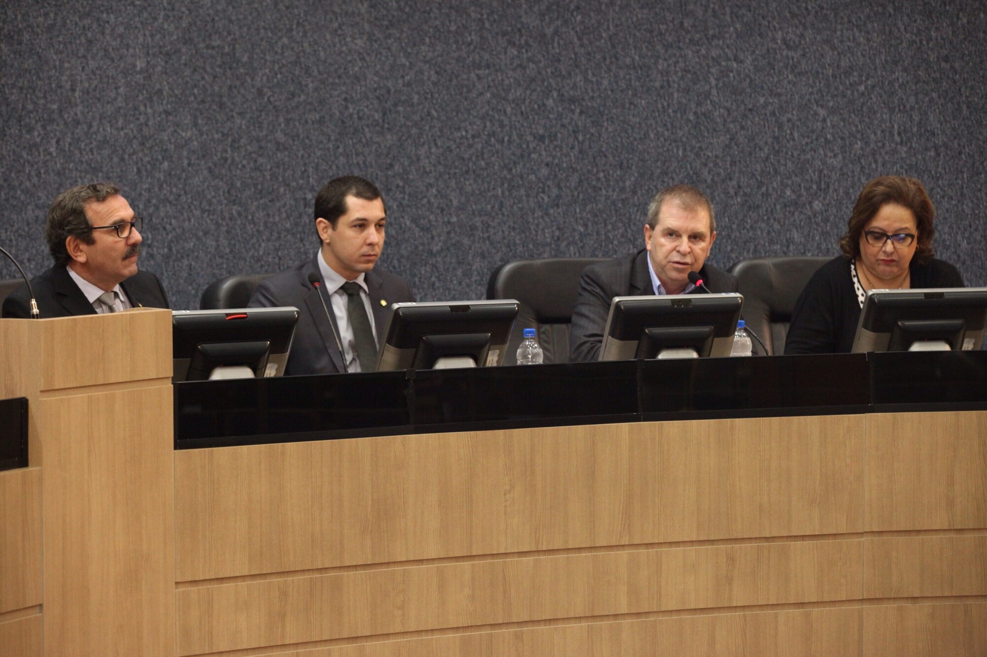 Deputados Serafim Venzon (PSDB), Nikolás Reis (PDT), Maurício Eskudlark (PSD) e Dirce Heiderscheidt (PMDB) participaram dos debates. FOTO: Fábio Queir