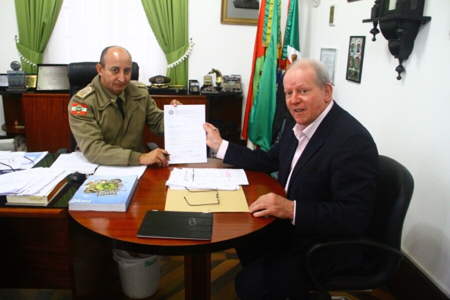 Deputado Marcos Vieira e o comandante da Polícia Militar de Santa Catarina, Paulo Henn