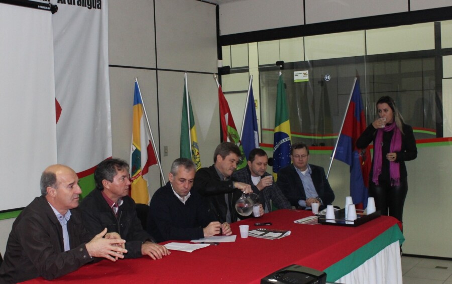 Deputado Zé Milton em reunião com representantes da Amesc