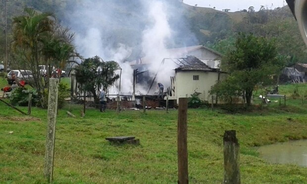 Uma casa foi atingida por um raio na comunidade do Sertão da Jararaca. Não houve feridos - Tubarão - 14/07/2015. Fotos: Portal da Amurel