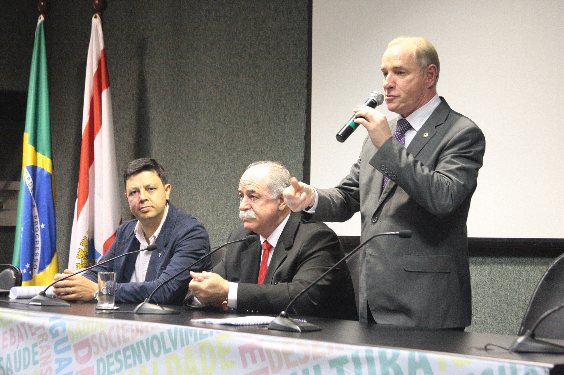 Aldo Schneider e Romildo Titon recebem os parlamentares jovens. FOTO: Michelle Dias