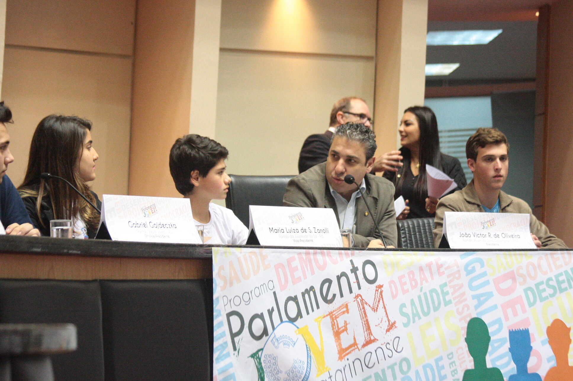 Deputado Mário Marcondes abriu a sessão ao lado do presidente do Parlamento Jovem, João Victor Rodrigues de Oliveira, de Bom Jardim da Serra