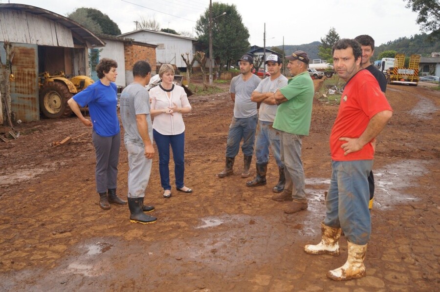 Deputada Luciane conversa com moradores de Coronel Freitas. FOTO: Divulgação