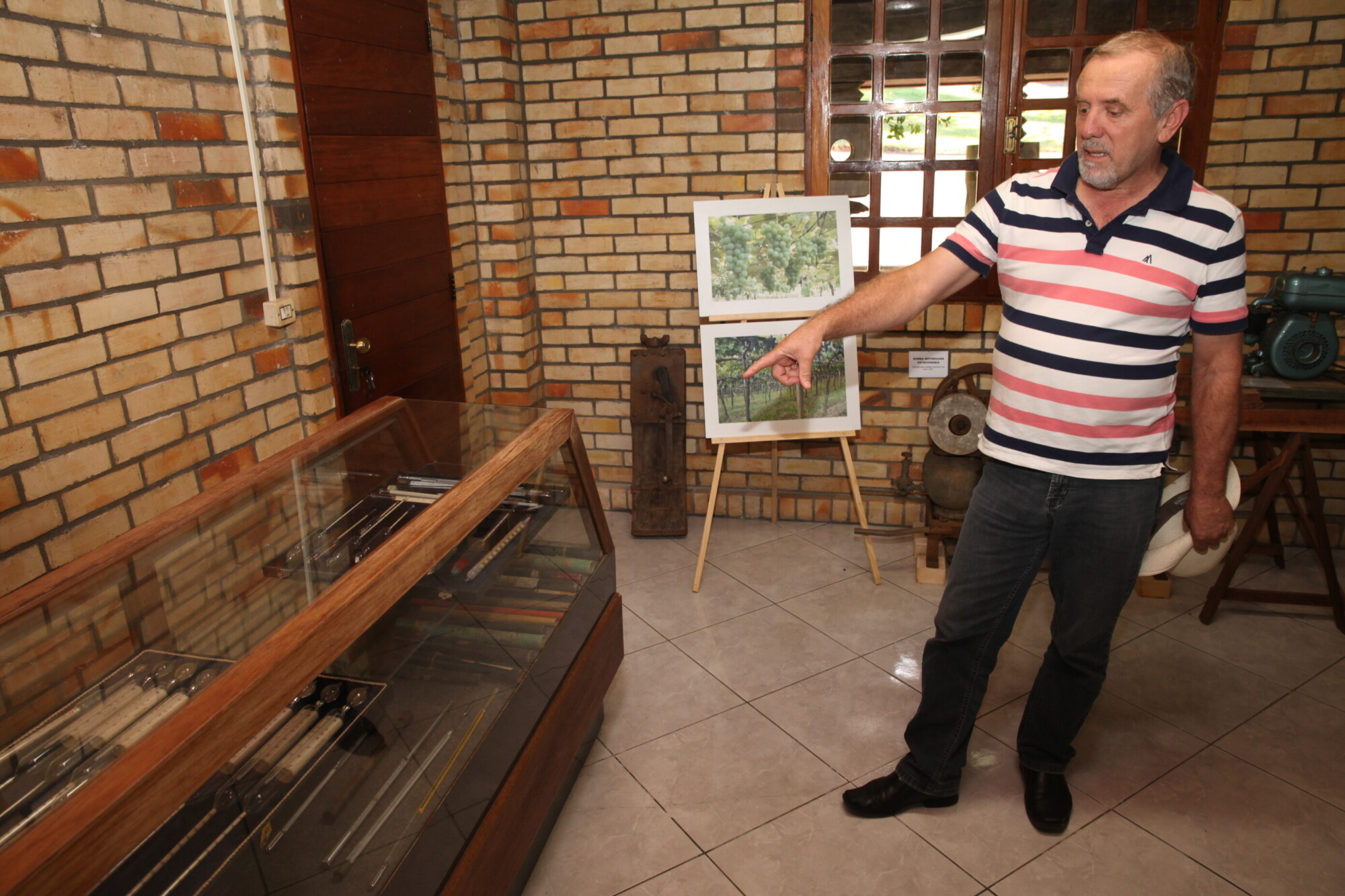 Panceri mostra a coleção de termômetros utilizados para acompanhar a temperatura. FOTO: Fábio Queiroz / Agência AL