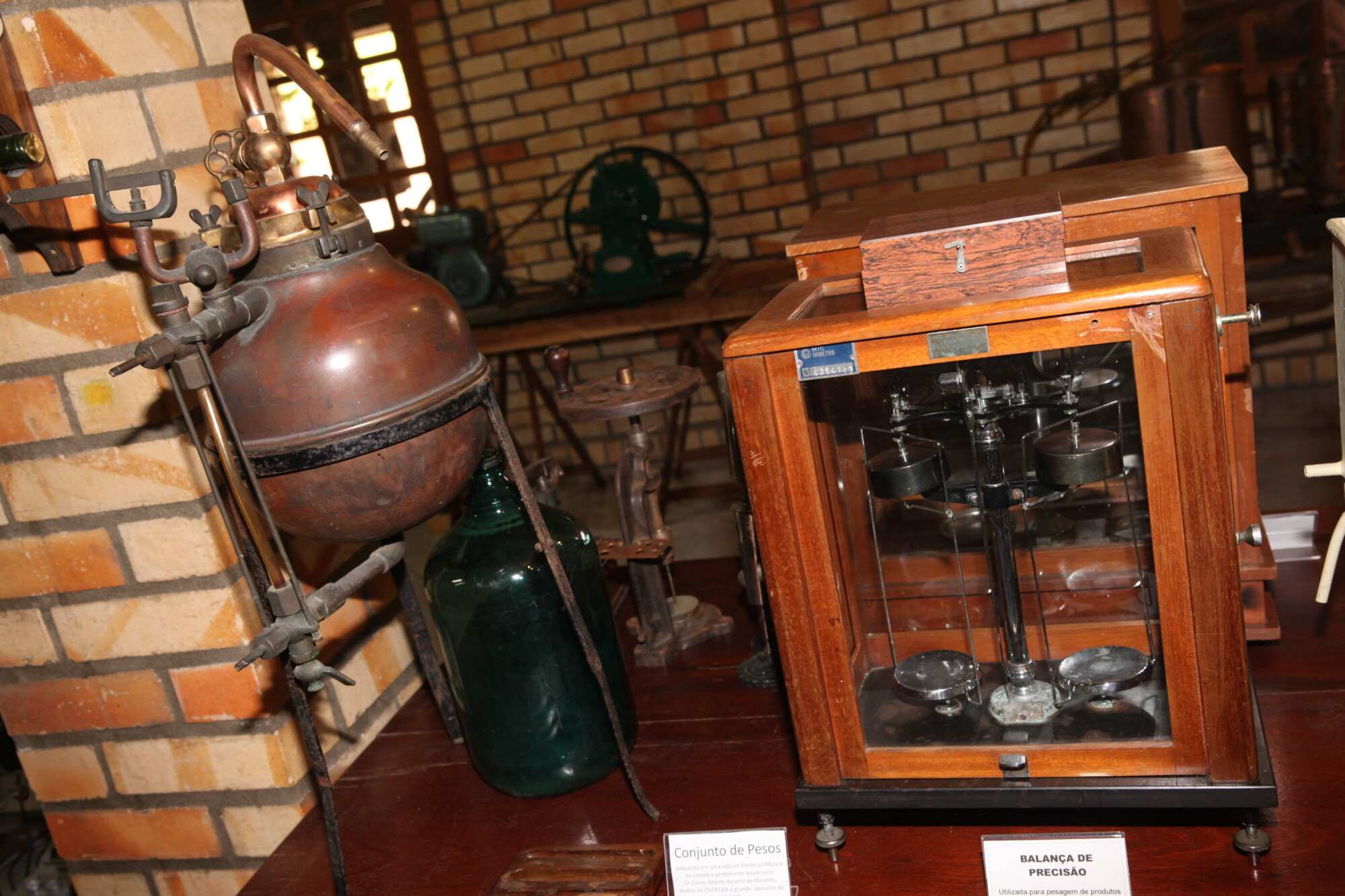 Balança e outros utensílios usados na produção da vinícola. FOTO: Fábio Queiroz / Agência AL