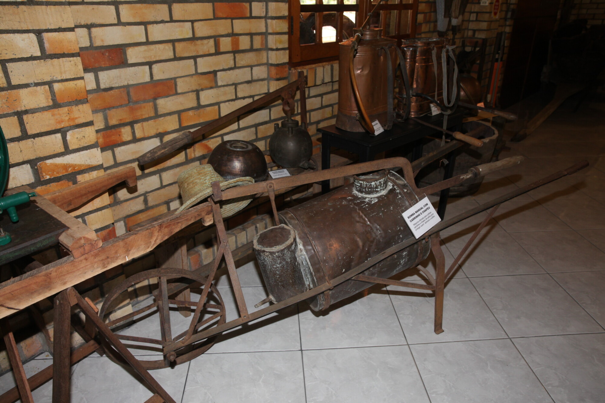 Bomba manual com carrinho era usada para sulfatar parreiras. FOTO: Fábio Queiroz / Agência AL