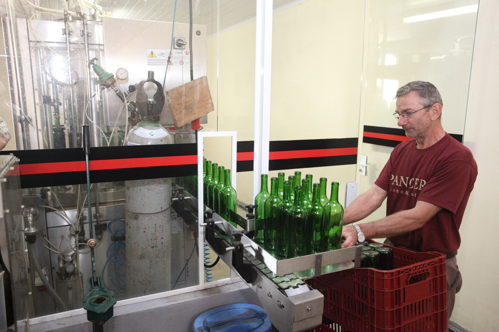 O processo de envazamento do vinho é mecanizado. FOTO: Fábio Queiroz / Agência AL