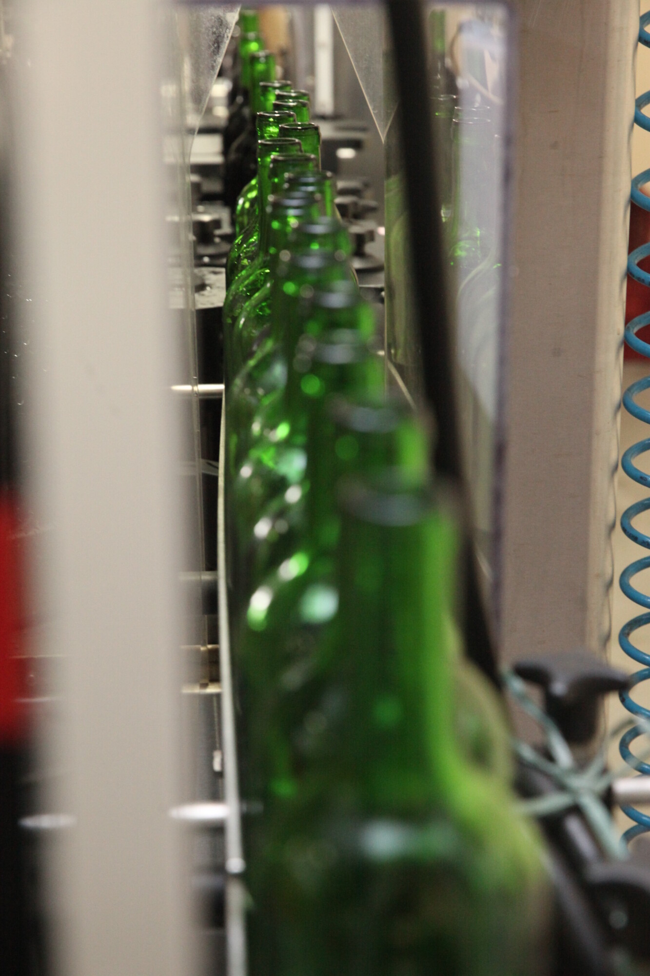 O processo de envazamento do vinho é mecanizado. FOTO: Fábio Queiroz / Agência AL