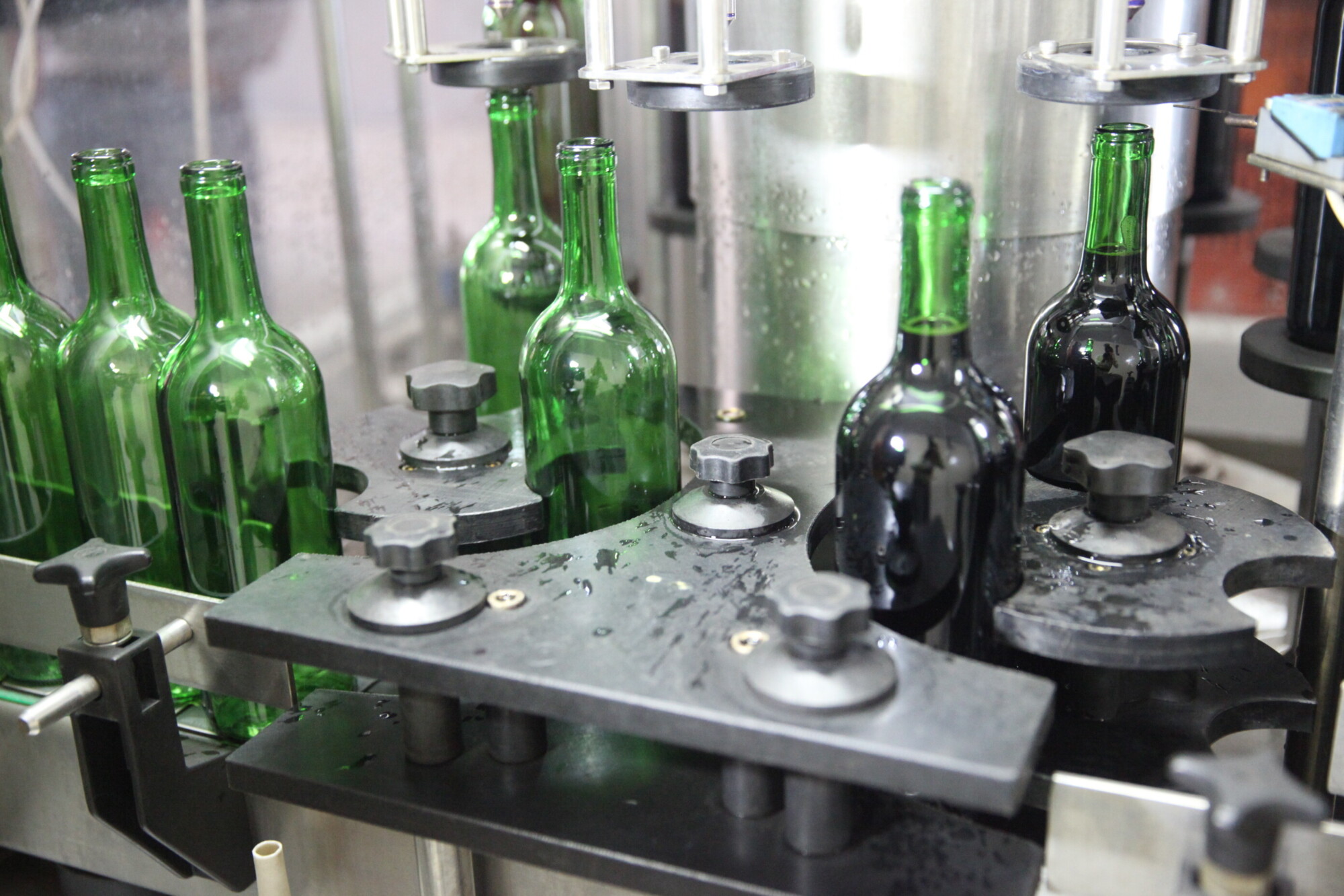 O processo de envazamento do vinho é mecanizado. FOTO: Fábio Queiroz / Agência AL