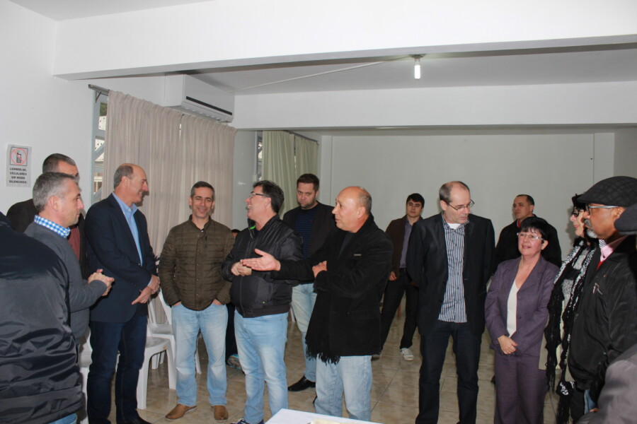 Deputado Zé Milton e diretoria do Hospital de Laguna