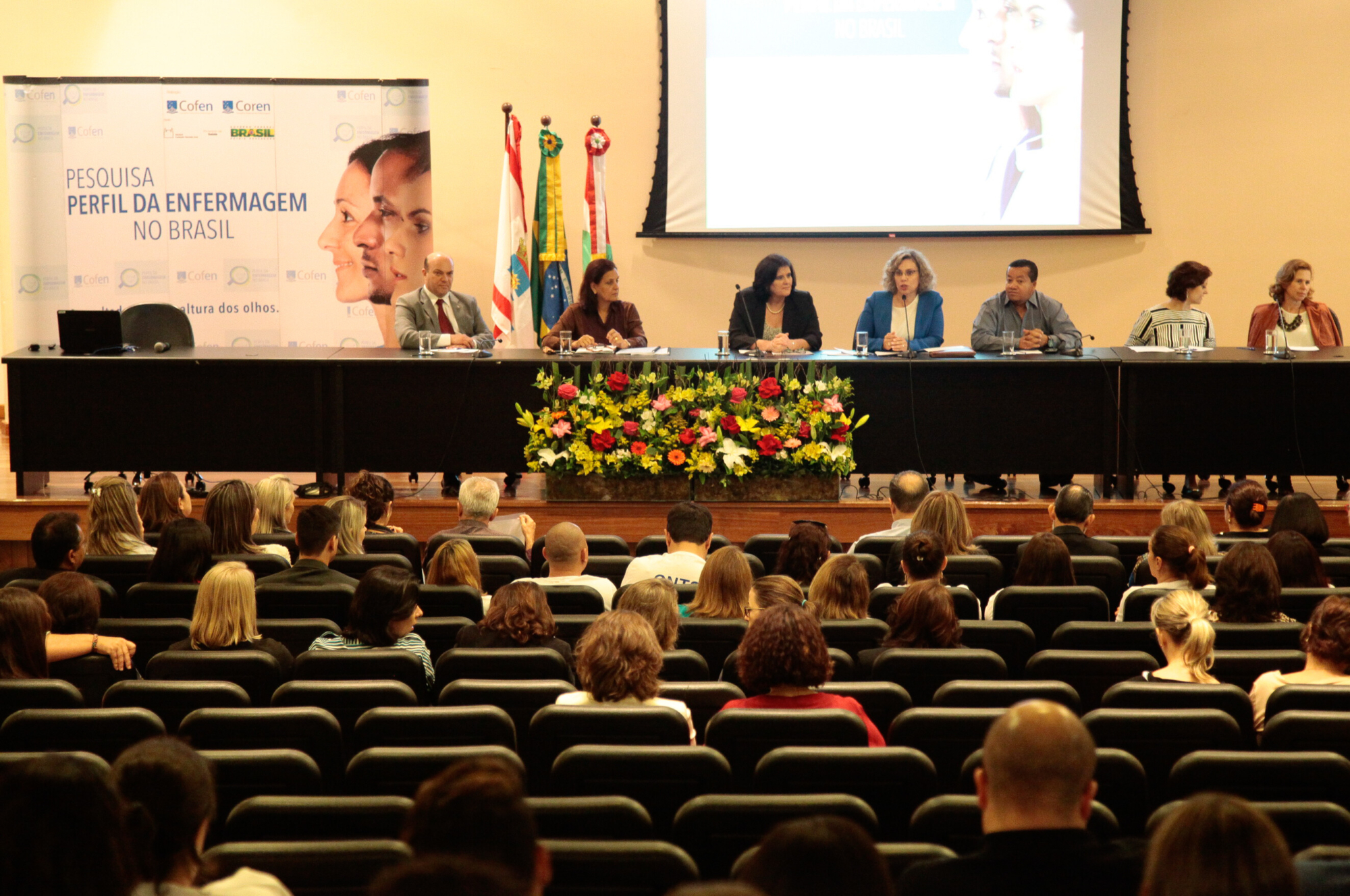 Pesquisa traça perfil da enfermagem no Estado