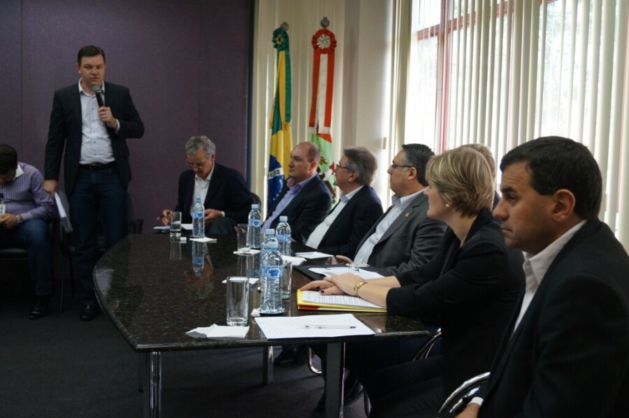 Deputada Luciane Carminatti e parlamentares na audiência com o governador