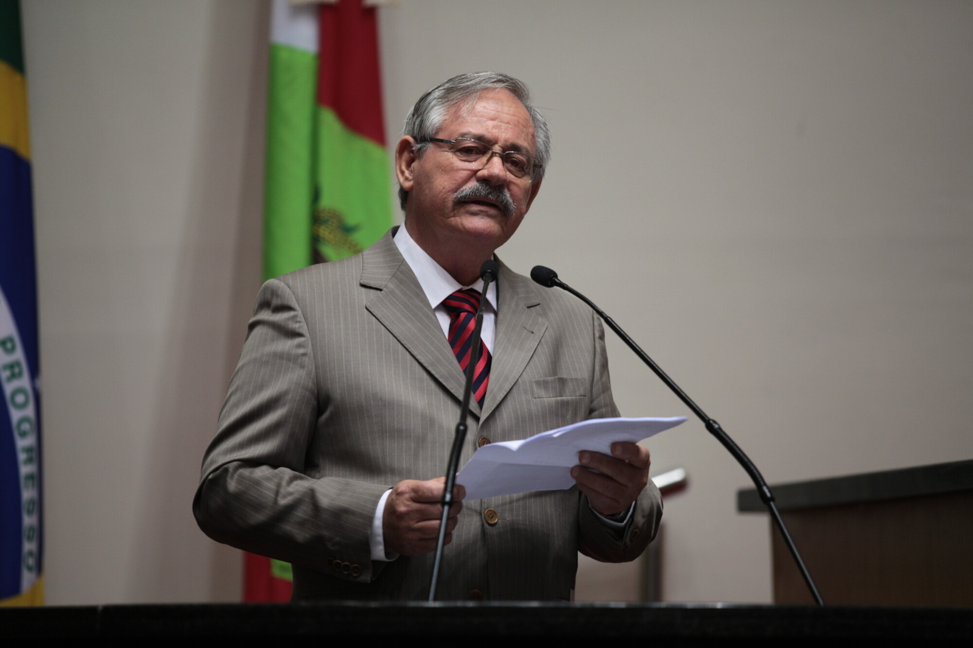 Paulo Roberto de Miranda Gomes, filho do homenageado, fez relato emocionado sobre sentimentos de determinação e abnegação do pai.  FOTO: Solon Soares/