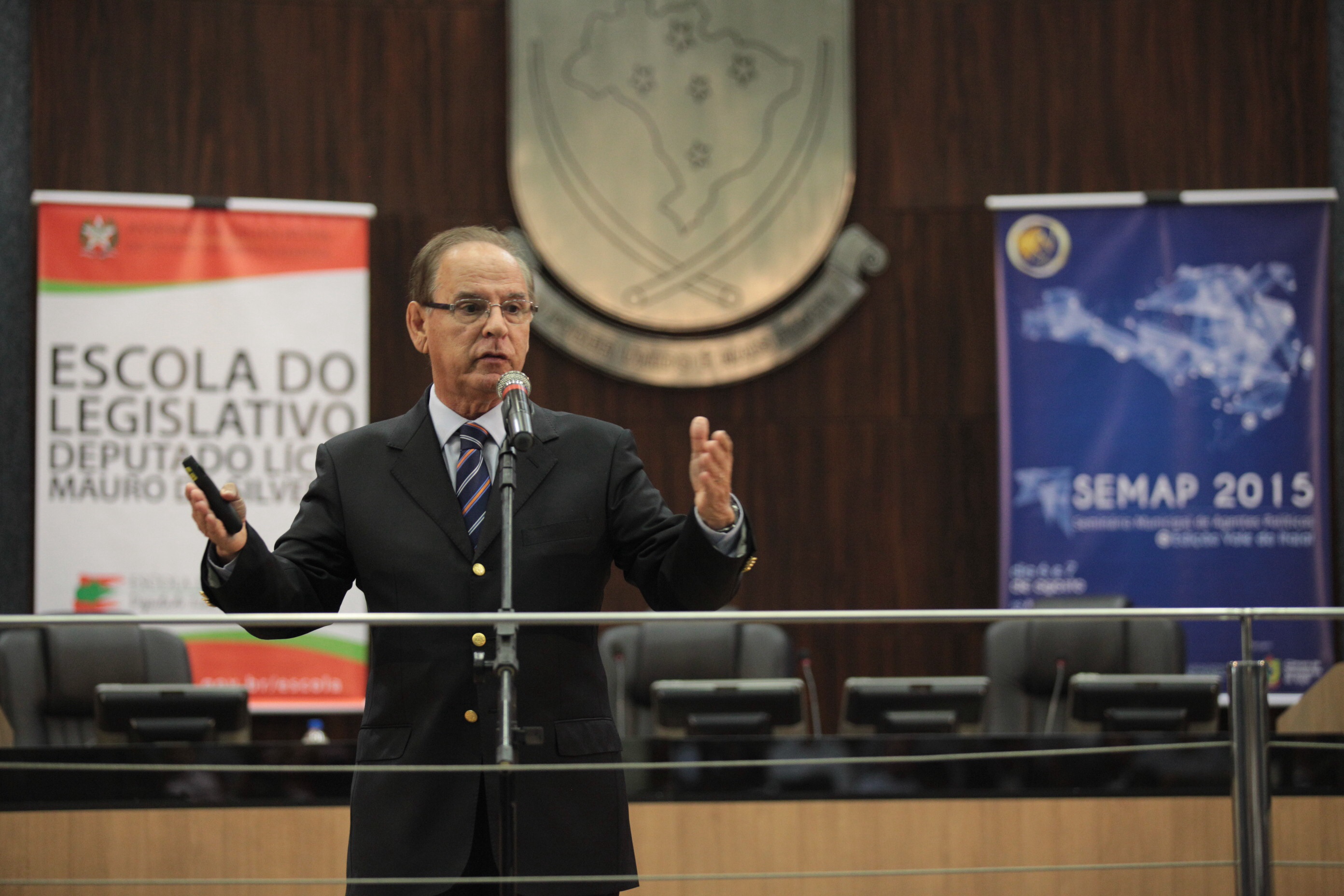Escola do Legislativo - Formação de Agentes Públicos e Políticos - Moacir Pereira