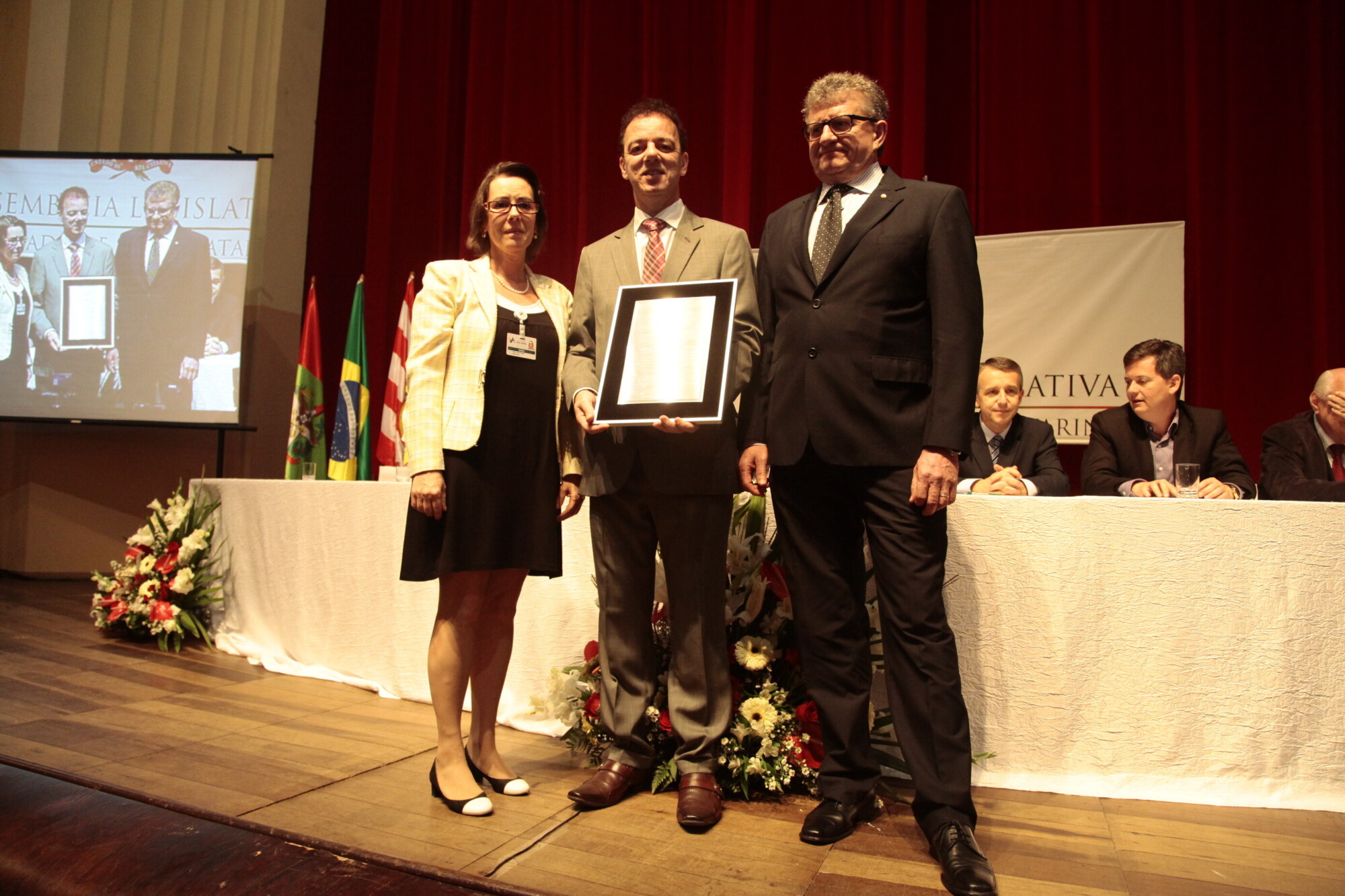 Deputado Ismael dos Santos (C) entre a diretora-geral, Izabel Cristina Casarin, e o presidente da fundação, João Wolfgang Rausch