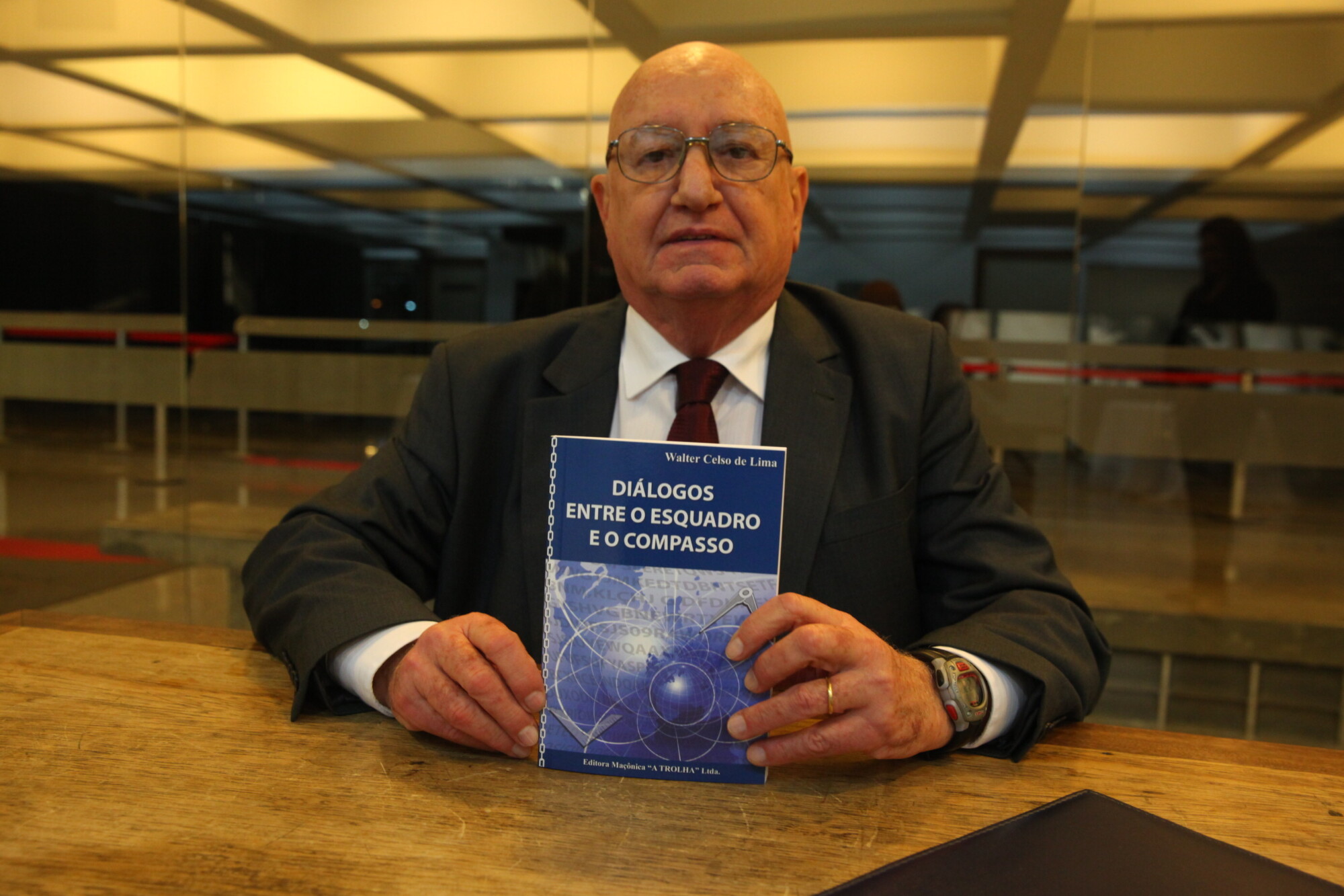 Livro de ensaios sobre a cultura maçônica é lançado na Assembleia