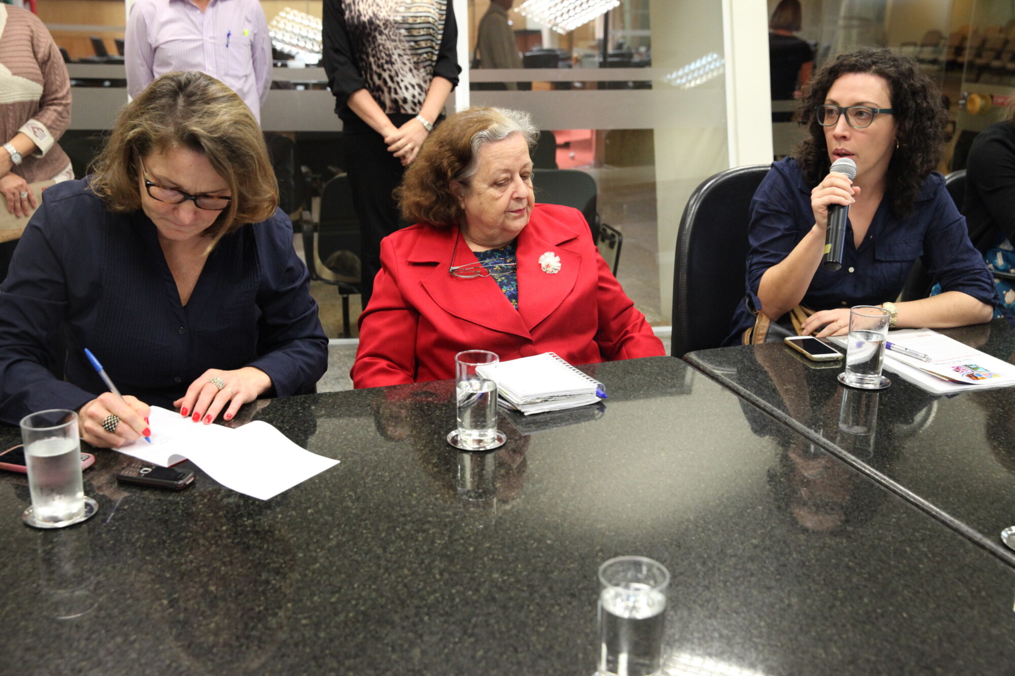 Juliana Medeiros (ao microfone), do Conselho Regional de Psicologia