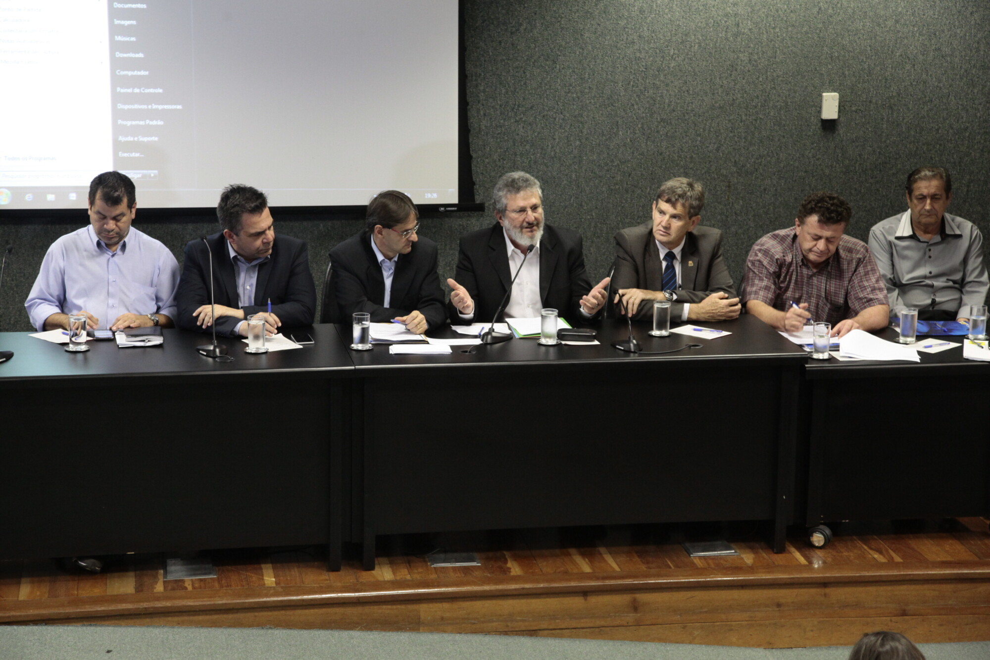 Deputados Luiz Fernando Vampiro, Neodi Saretta e Padre Pedro (ao microfone), Airton Spies, Horst Doering e Ivo Silva