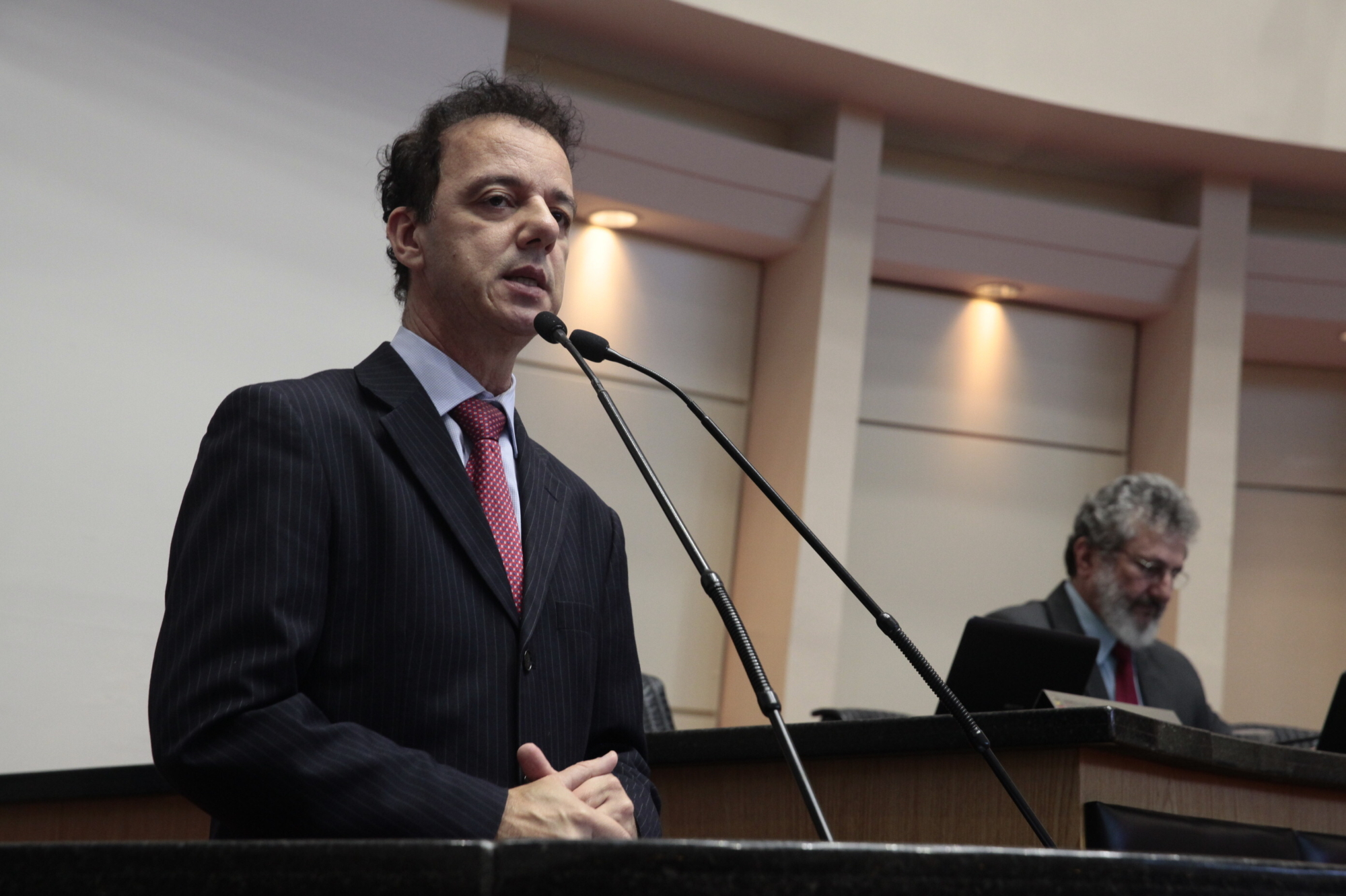 Deputado defende ações de combate às drogas no Plano de Educação