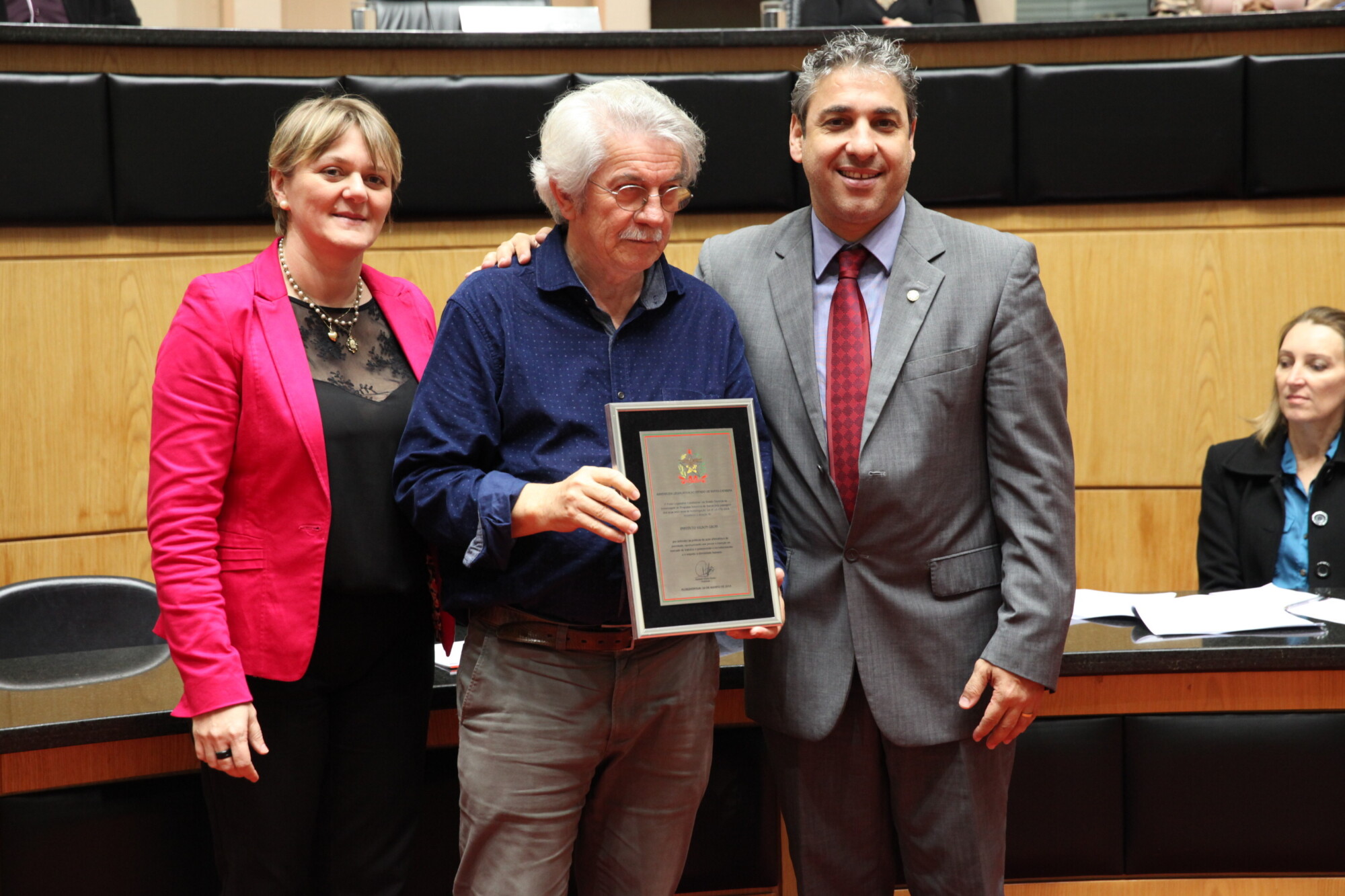 Padre Vilson Groh, do Instituto Vilson Groh, recebe homenagem da deputada Luciene (PT) e do deputado Mário Marcondes (PR)