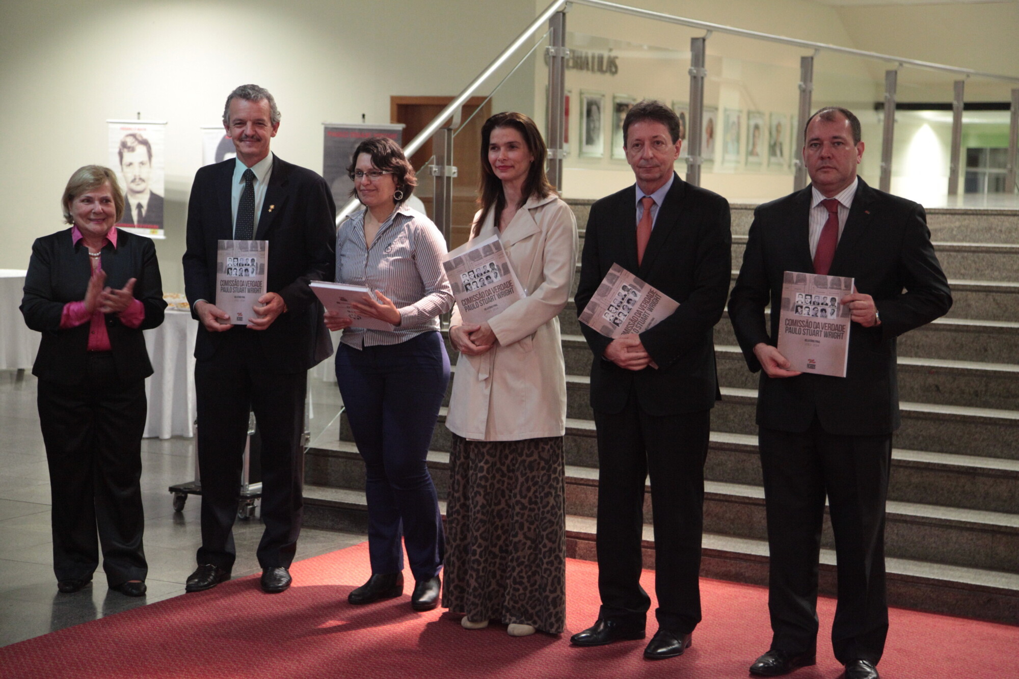 Autoridades e homenageados com o relatório final da Comissão da Verdade Paulo Stuart Wright