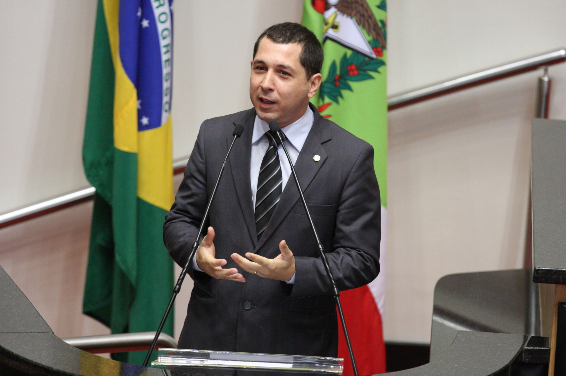 Níkolas Reis deixa cadeira de deputado na Assembleia