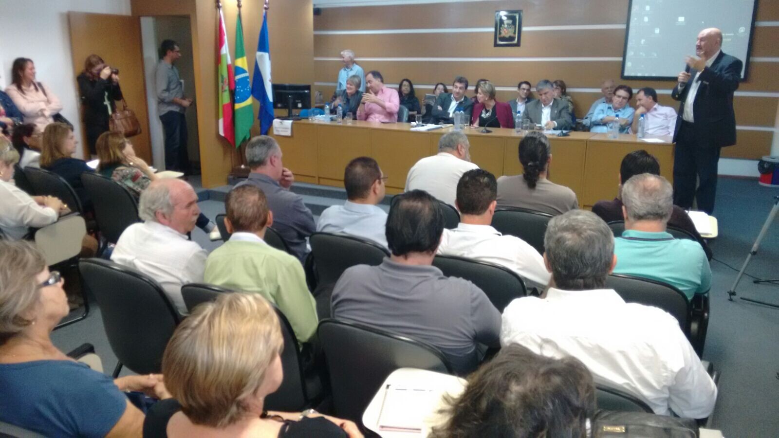 Blumenau e Joinville debatem Plano Estadual de Educação