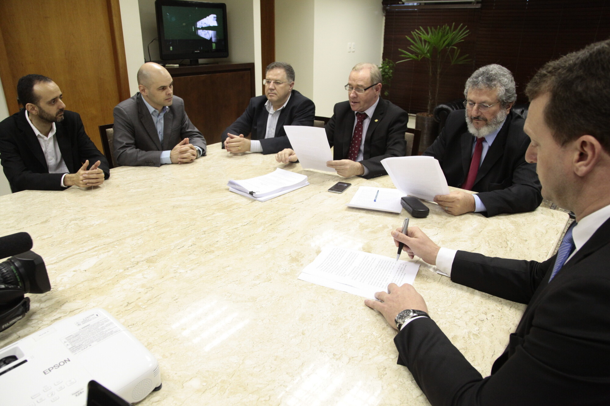 Novo regimento prevê inversão do trâmite dos projetos e abertura da tribuna