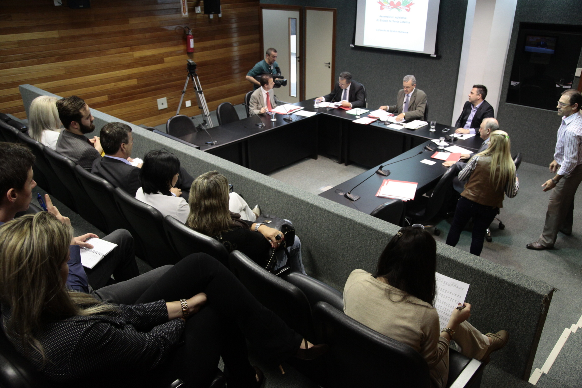 Avança projeto que institui programa de educação financeira nas escolas