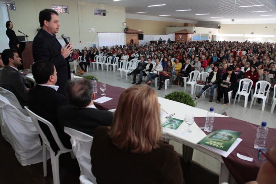 Deputado Rodrigo Minotto no seminário de educação em Urussanga FOTO:Miriam Zomer/Agência AL