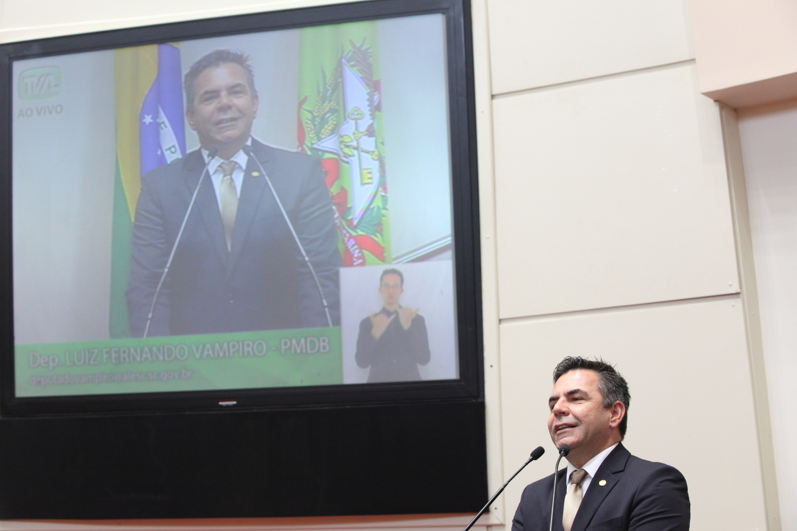 Sessão Ordinária - Plenário Osni Régis. Deputado Luiz Fernando Vampiro (PMDB) - Foto: Eduardo Guedes de Oliveira / Agência AL