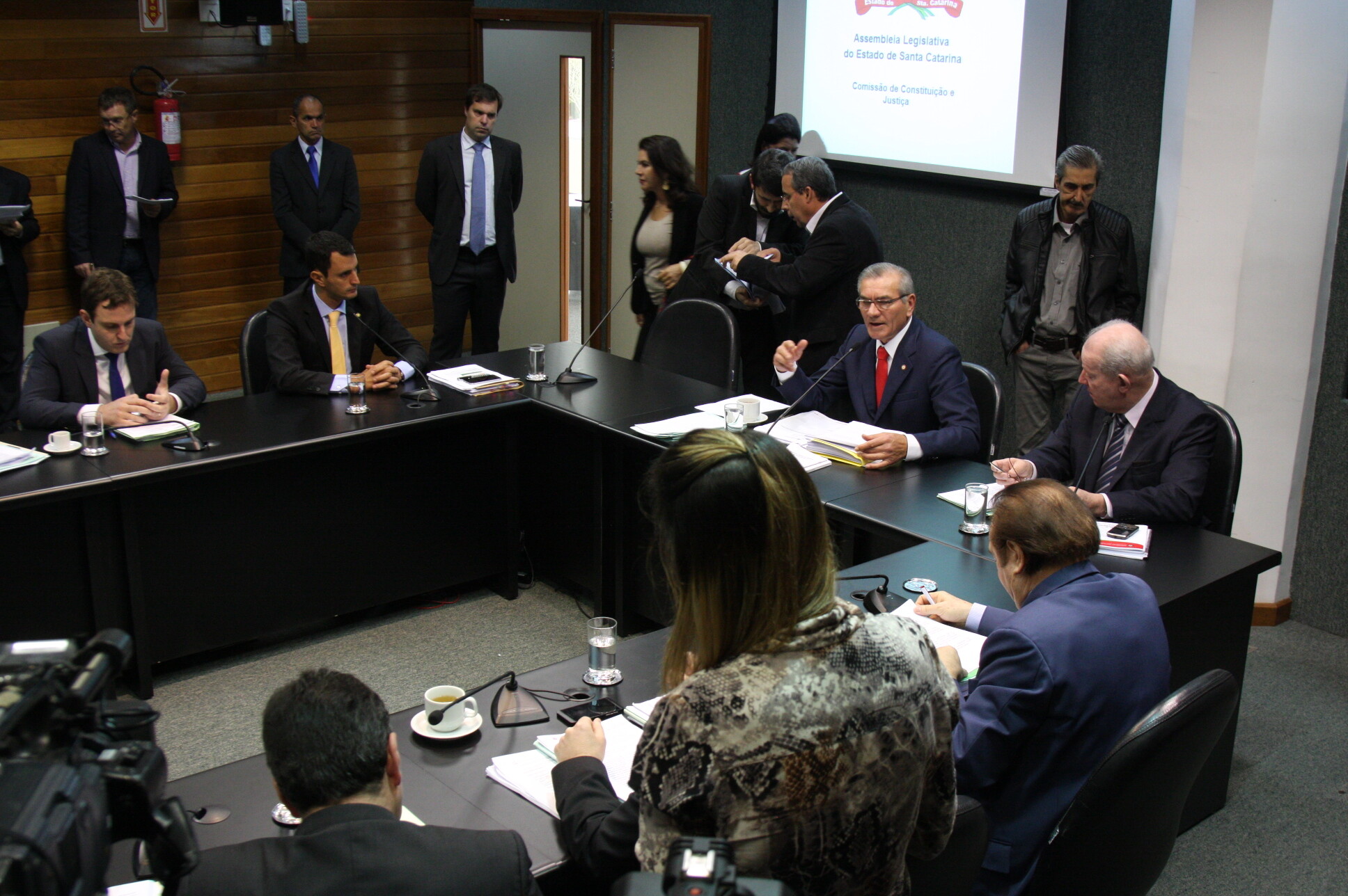CCJ admite PEC que altera destinação de imposto do cartão de crédito