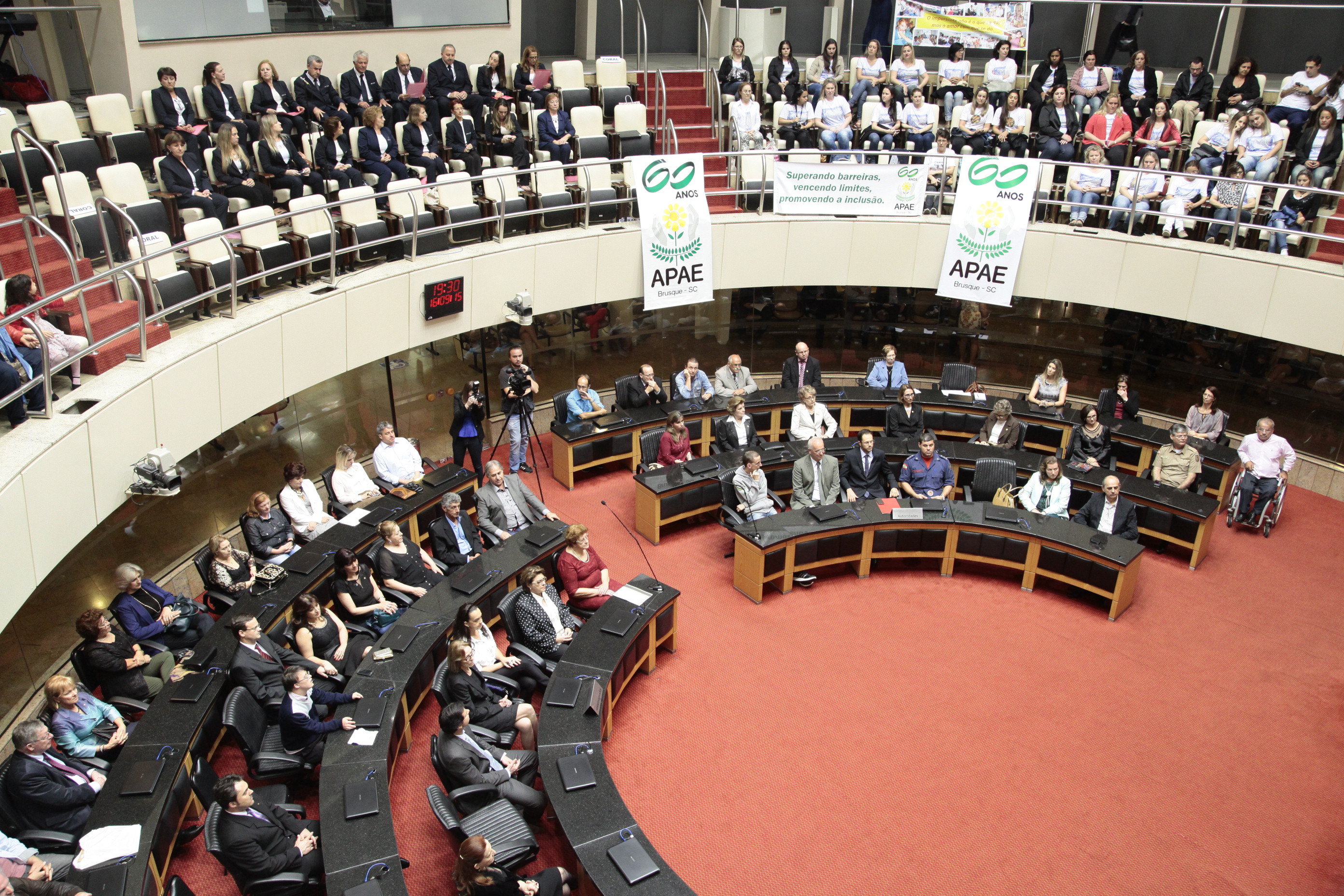 Sessão Especial em comemoração aos 60 anos da APAE de Brusque e 50 anos das APAEs de Joinville, Blumenau e Lages. Foto: Miriam Zomer/Agência AL