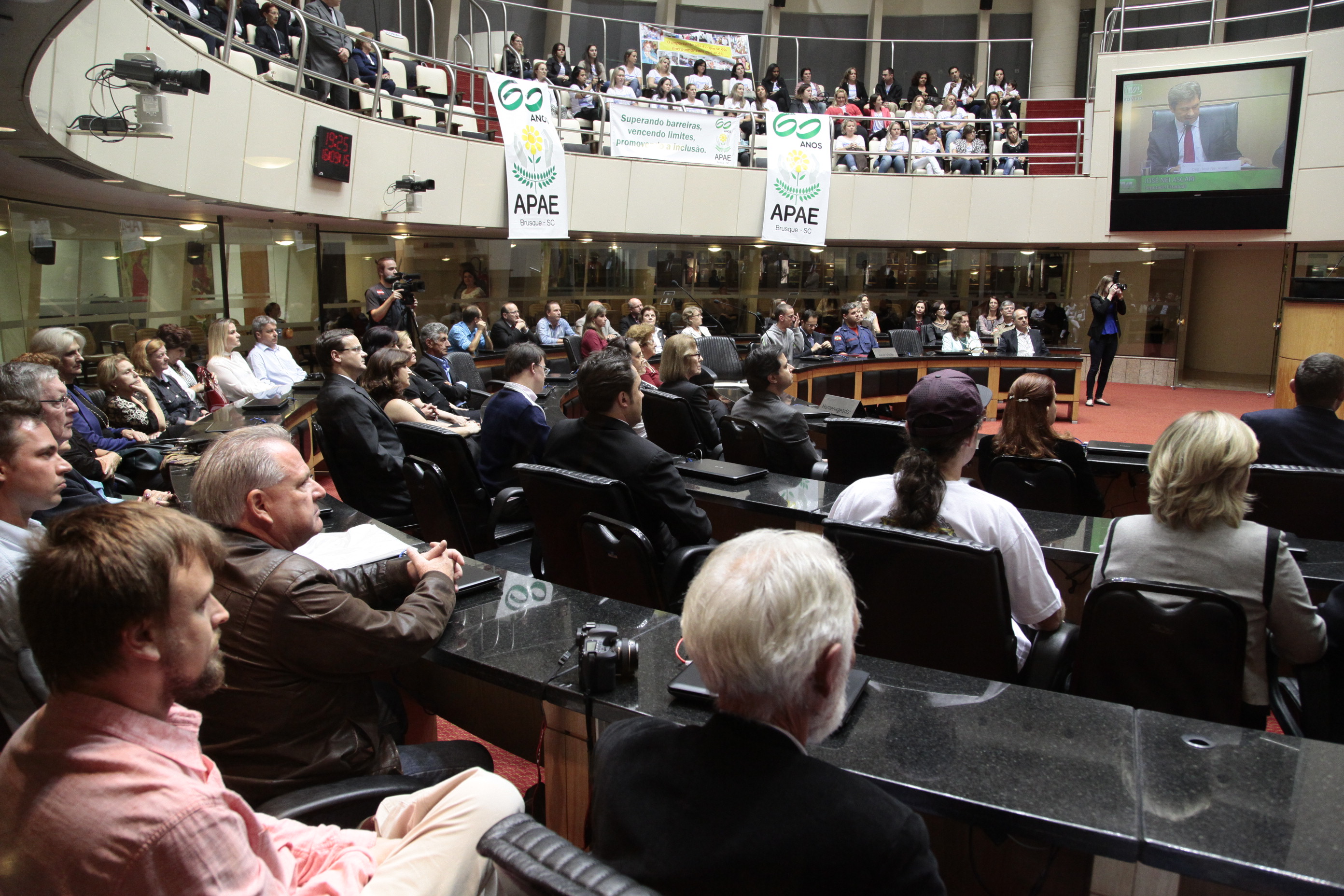 Sessão Especial em comemoração aos 60 anos da APAE de Brusque e 50 anos das APAEs de Joinville, Blumenau e Lages. Foto: Miriam Zomer/Agência AL