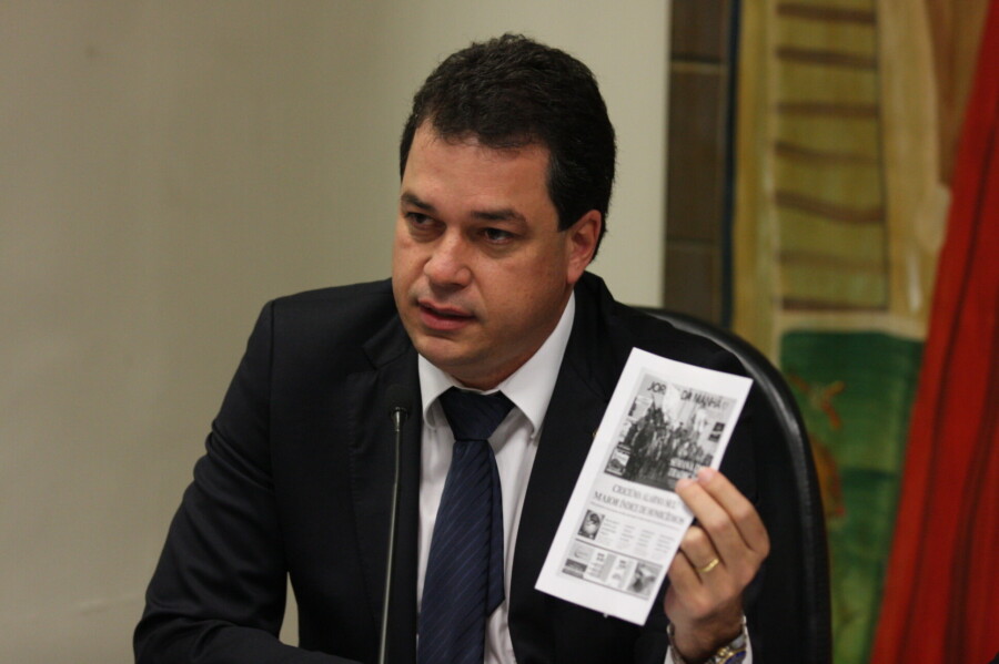 Rodrigo Minotto mostra reportagem sobre o aumento na criminalidade no Sul. FOTO: Yuri Santos/Agência AL