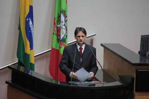 Saretta solicita retomada de cursos ofertados pela Universidade Aberta do Brasil