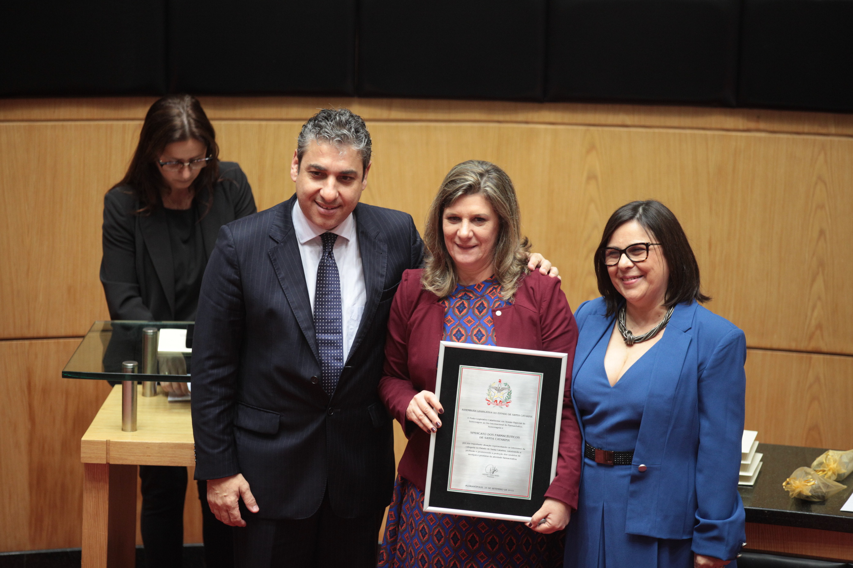Homenagem ao Dia Internacional do Farmacêutico - Homenagem a Fernanda Mazini (centro)